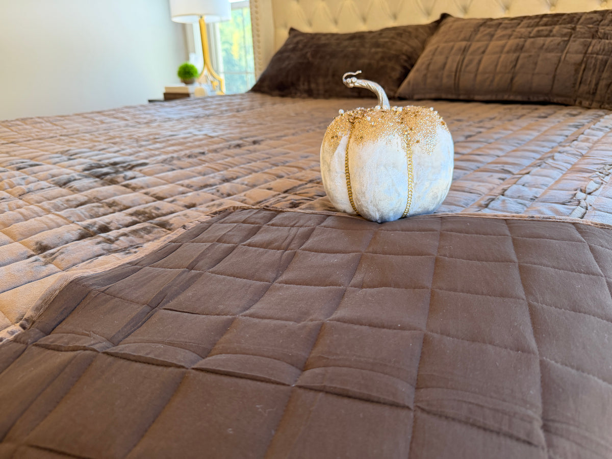 Luxurious Velvet Quilt - RV Fitted or Residential Corners - King and Queen - Washable